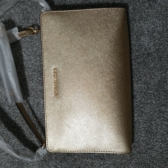 NWT Michael Kors Jet Set Travel Large Crossbody Clutch in Pale Gold - Picture 2 of 10